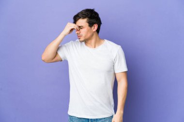 Genç havalı adamın başı ağrıyor, yüzüne dokunuyor..