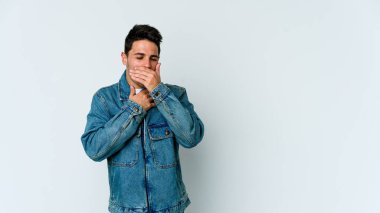 Beyaz arka planda izole edilmiş genç beyaz bir adam virüs veya enfeksiyon yüzünden boğazında ağrı hissediyor..