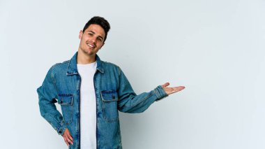 Beyaz arka planda izole edilmiş beyaz bir genç hoş bir ifade sergiliyor..