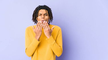 Rasta saç stili katlanmış dudaklar takan ve hava öpücüğü vermek için avuç içi tutan genç siyahi bir adam..