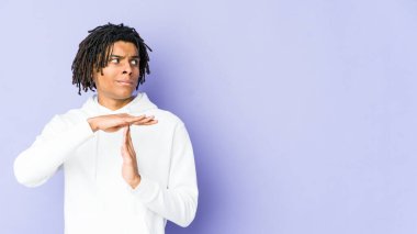 Genç Afrikalı Amerikalı Rasta adam mola veriyor..