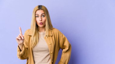 Sarışın, beyaz, ağzı açık, üst tarafı gösteren bir kadın..