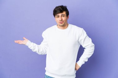 Genç, havalı bir adam sorgulama sırasında omuz silkiyor ve şüphe duyuyor..