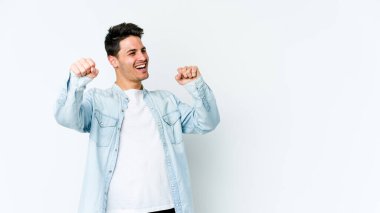 Beyaz arka planda izole edilmiş genç beyaz adam dans ediyor ve eğleniyor..