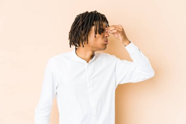 Genç Afrikalı Amerikalı Rasta adamın başı ağrıyor, yüzüne dokunuyor..