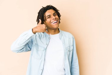 Genç Afrikalı Amerikalı Rasta adam cep telefonu hareketini parmaklarıyla gösteriyor..