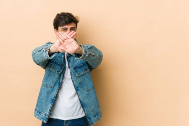 Genç havalı adam inkar jesti yapıyor.