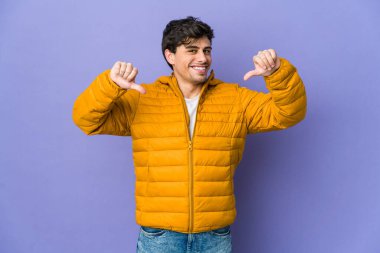 Genç havalı adam gururlu ve kendinden emin hissediyor, örnek olarak..