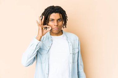 Genç Afrikalı Amerikalı Rasta adam parmakları dudaklarında sır saklıyor..
