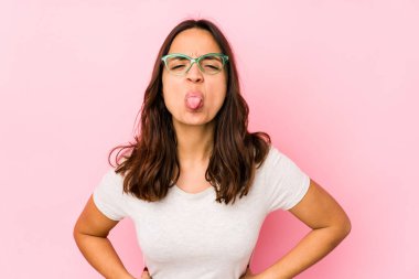 Genç, melez, Latin bir kadın komik ve dost canlısı bir dil kullanıyor..