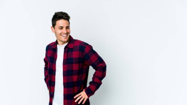 Beyaz arka planda izole edilmiş genç beyaz adam gülüyor ve gözlerini kapıyor, rahatlamış ve mutlu hissediyor..