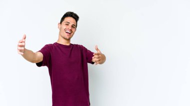 Beyaz arka planda izole edilmiş genç beyaz adam kameraya sarıldığı için kendinden emin hissediyor..