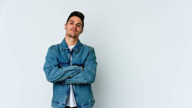 Beyaz arka planda izole edilmiş, sıkılmış, yorgun ve dinlenmeye ihtiyacı olan genç beyaz bir adam..