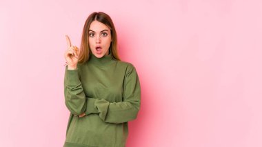 Pembe arka planda soyutlanmış beyaz bir kadın. Harika bir fikri var. Yaratıcılık kavramı..