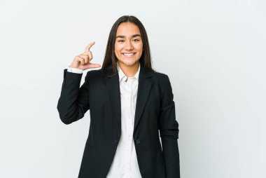 Genç Asyalı işçiler, beyaz arka planda izole edilmiş. Ellerinde parmakları olan, gülümseyen ve kendinden emin bir şey var..