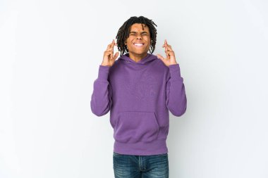 Genç Afrikalı Amerikalı Rasta adam şans diliyor.