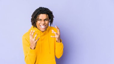 Genç Afrikalı Amerikalı Rasta adam gergin elleriyle çığlık atıyor..