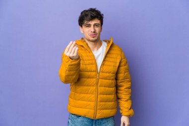 Genç havalı adam parasız olduğunu gösteriyor..