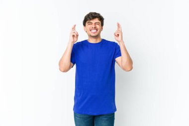 Genç havalı adam şans diliyor.