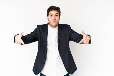 Genç iş adamı beyaz arka planda izole edildi. Parmakları aşağıda, olumlu hisler içinde..