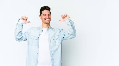 Beyaz arka planda izole edilmiş genç beyaz adam gururlu ve kendinden emin hissediyor, örnek olarak..