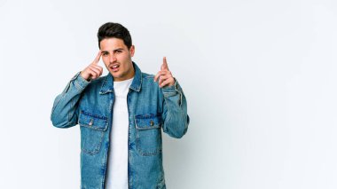 Beyaz arka planda izole edilmiş genç beyaz bir adam işaret parmağıyla hayal kırıklığı jesti gösteriyor..