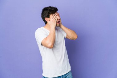 Genç havalı adam elleriyle gözlerini kapatmaktan korkuyor..