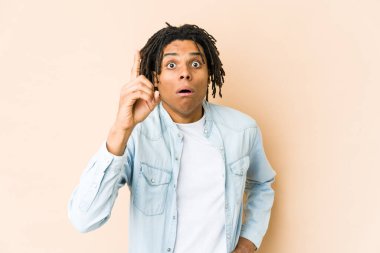 Genç Afrikalı Amerikalı Rasta adamın bir fikri var, ilham konsepti..