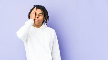 Genç Afro-Amerikan Rasta adam yorgun ve uykulu ellerini başının üstünde tutuyor..
