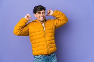 Genç havalı adam kollarını açıyor, rahat pozisyonda..