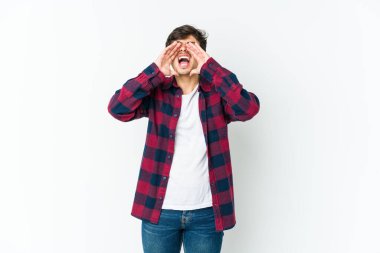 Genç havalı adam heyecanla bağırıyor.