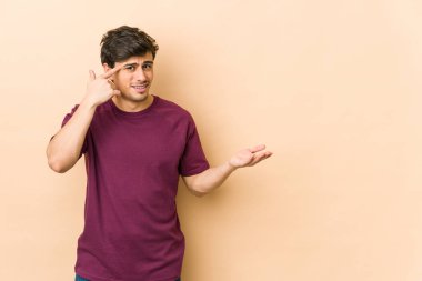 Genç havalı adam işaret parmağıyla hayal kırıklığı jesti yapıyor..