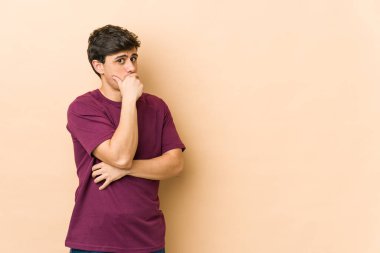 Genç havalı adam korkmuş ve korkmuş..