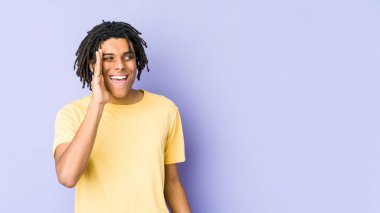 Genç Afrikalı Amerikalı Rasta adam heyecanla bağırıyor..