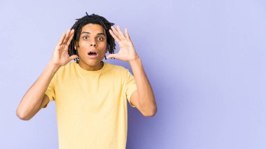 Genç Afrikalı Amerikalı Rasta adamın bir fikri var, ilham konsepti..