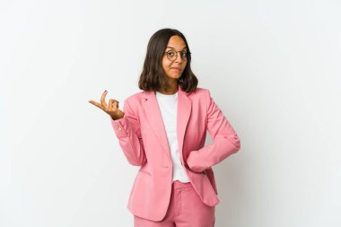 Beyaz arka planda izole edilmiş genç Latin bir iş kadını. Komik ve dost canlısı bir dil uzatıyor..