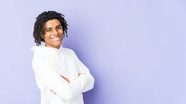 Genç Afro-Amerikan Rasta adamı mutlu, güler yüzlü ve neşeli.