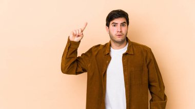 Bej arka planda izole edilmiş genç bir adamın harika bir fikri var, yaratıcılık kavramı..