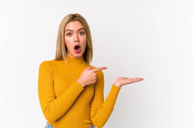 Tırnak yiyen genç beyaz kadın, gergin ve çok endişeli..