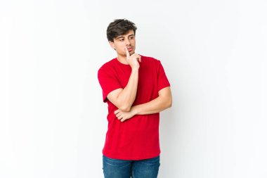 Kuşkulu ve şüpheci bir ifadeyle yan bakan genç havalı adam..