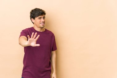 Genç havalı bir adam tiksinti ifadesi gösteren birini reddediyor..