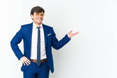 Genç iş adamı bir avuç içinde fotokopi alanı gösteriyor ve belinde bir el daha tutuyor..