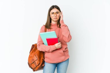 Beyaz bakkalda izole edilmiş genç bir kadın. İşine odaklanmış, parmaklarını işaret ediyor..