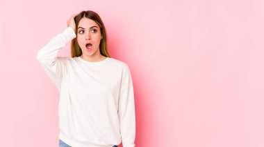 Pembe arka planda izole edilmiş genç beyaz kadın şok geçiriyordu. Önemli bir toplantıyı hatırladı..