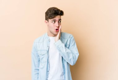 Beyazların arka planında izole edilmiş genç beyaz bir adam gizli bir sıcak fren haberinin olduğunu söylüyor.