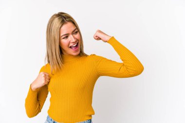 Genç beyaz kadın bir numarayı parmaklarıyla gösteriyor..