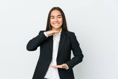 Genç Asyalı işçiler beyaz arka planda izole edilmiş bir kadın iki eliyle bir şey tutuyor, ürün sunumu..