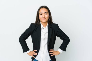Genç Asyalı işçiler, beyaz arka planda izole edilmiş, kendine güvenen, ellerini kalçasında tutan kadınlar..