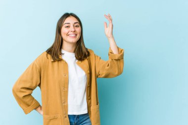 Genç beyaz kadın çok gülerek gülüyor. Mutluluk kavramı.