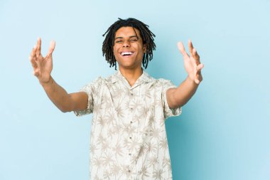 Genç Afrikalı Amerikalı Rasta adam zaferi ya da başarıyı kutluyor. Şaşırdı ve şok oldu..